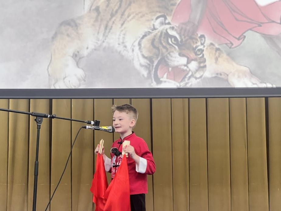 一航表演快板《武松打虎》。布加勒斯特大學(xué)孔子學(xué)院供圖