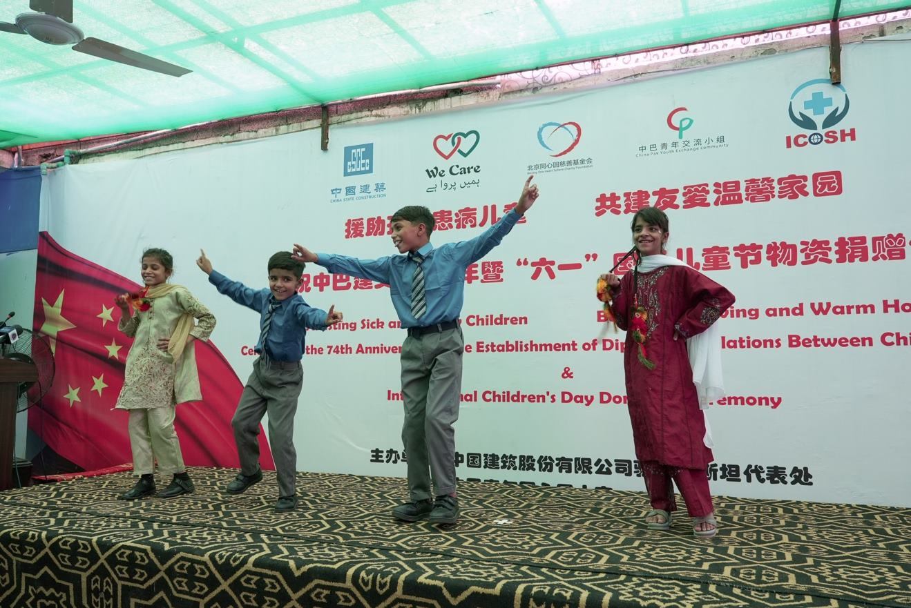 受捐孤兒在活動現(xiàn)場表演自己創(chuàng)作的舞蹈節(jié)目。瓦加斯·阿赫邁德攝