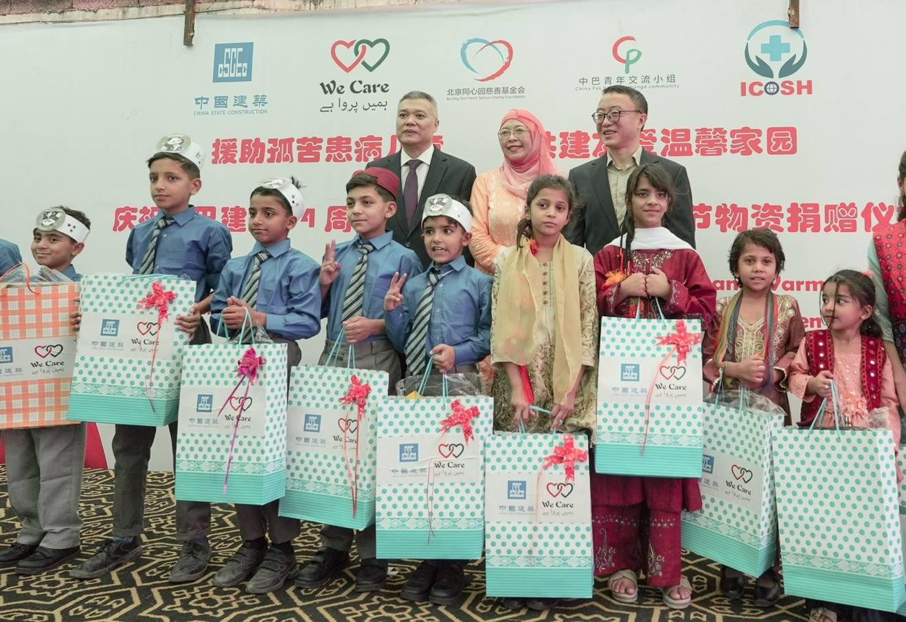 受捐孤兒在儀式上合影留念。瓦加斯·阿赫邁德攝