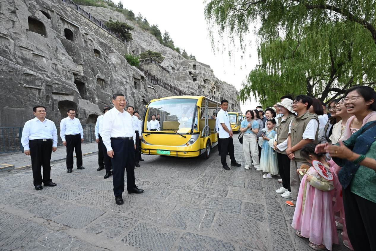 5月19日，習(xí)近平在洛陽(yáng)龍門石窟考察時(shí)，同游客親切交流。