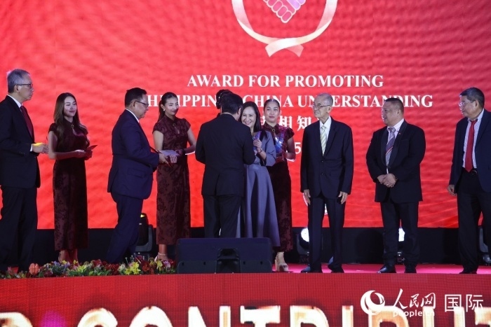 黃溪連大使給榮獲“重要貢獻獎”的奎松市市長喬伊·貝蒙蒂等人頒獎。人民網(wǎng)記者 樊帆攝