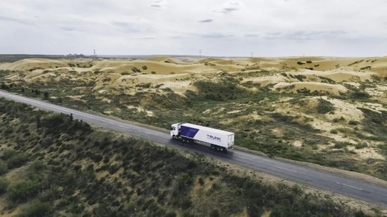 主線科技智能卡車行駛在路上。